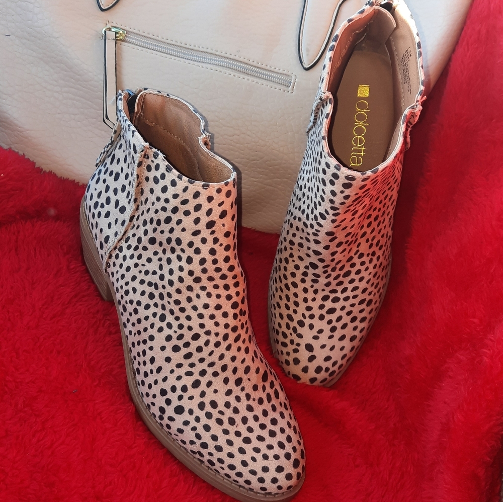 COPY - NWOT Dolcetta 7.5 Booties Back Zippered
